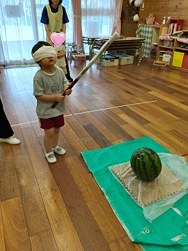 夏期預かり スイカ割りに挑戦! – 足立サレジオ幼稚園の外観